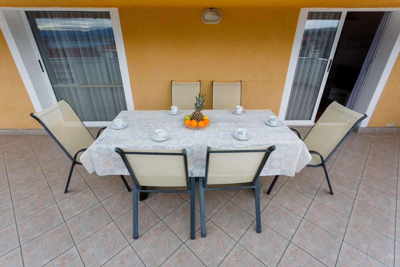 Apartment Aleksandra Malinska Exterior foto